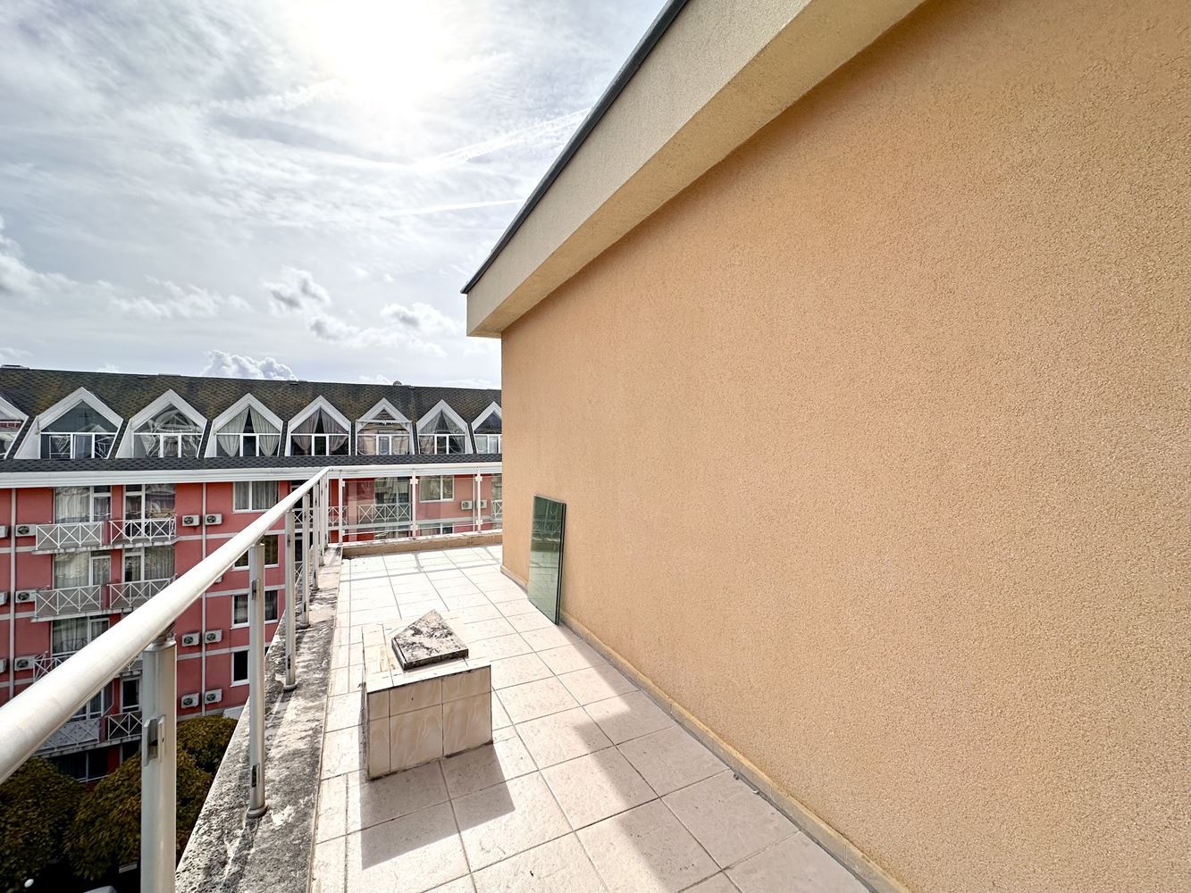  Prostorné studio s působivou panoramatickou terasou na Slunečním pobřeží