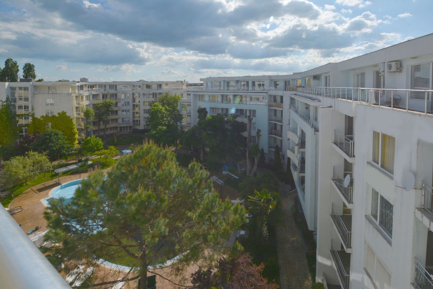 Apartmán s jednou ložnicí 100 metrů od pláže na Slunečném pobřeží – top lokalita a skvělá investice