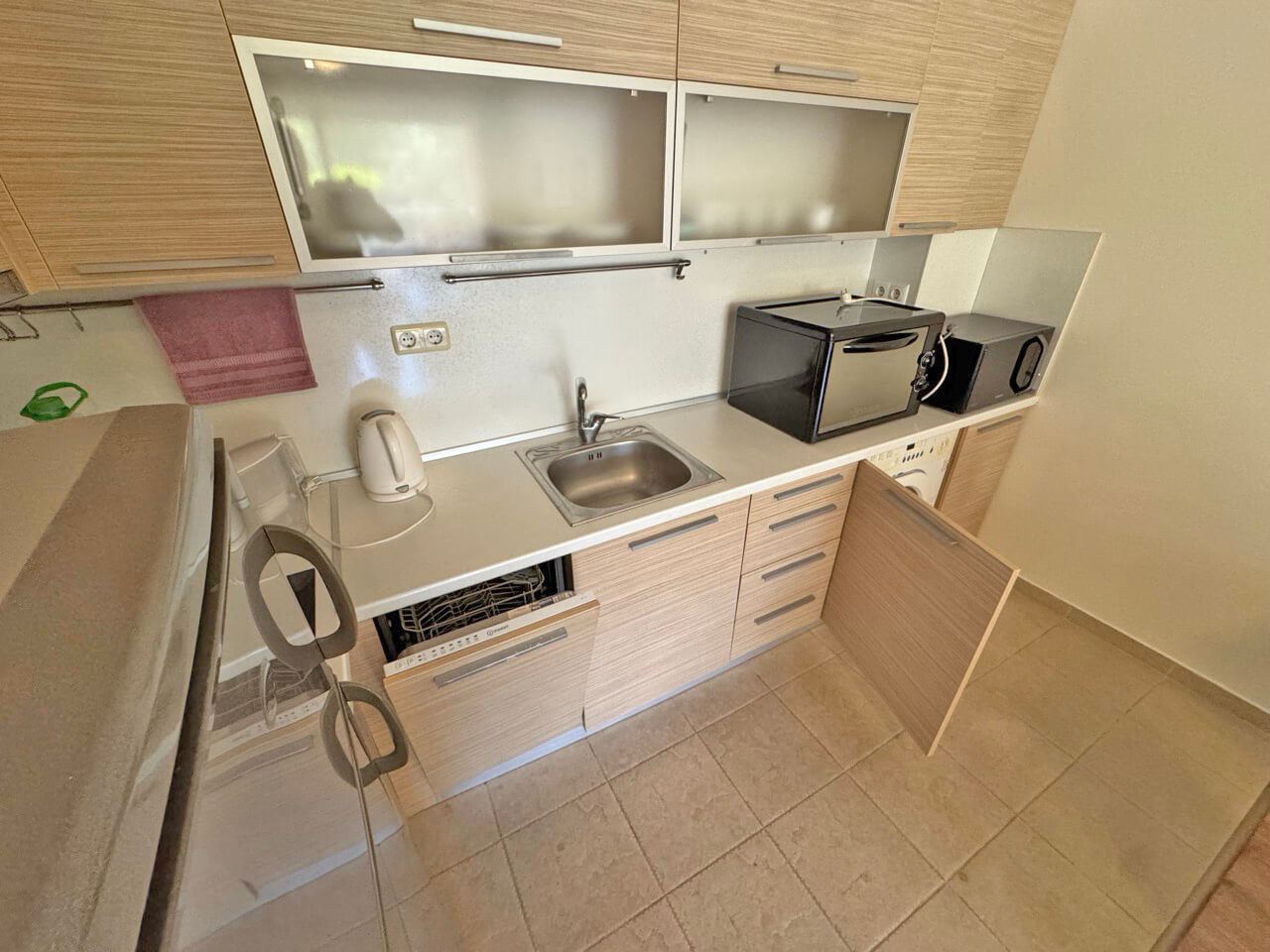 Prostorný apartmán s jednou ložnicí 200 m od moře ve Slunečném pobřeží – luxus, komfort a vynikající lokalita
