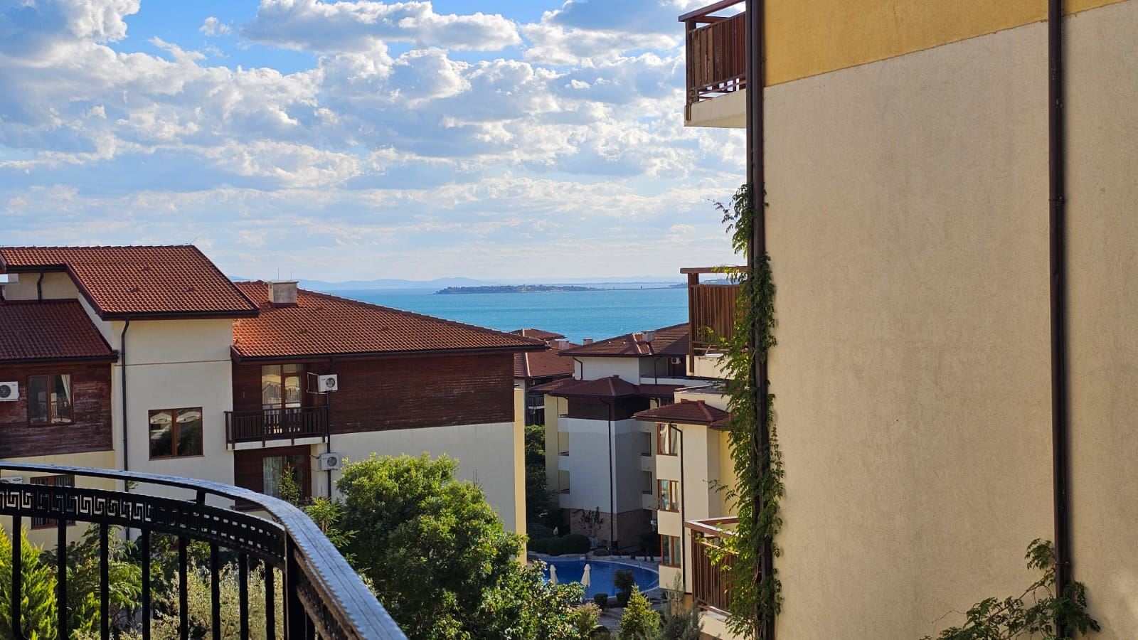 Útulný a stylově zařízený apartmán s jednou ložnicí a částečným výhledem na moře