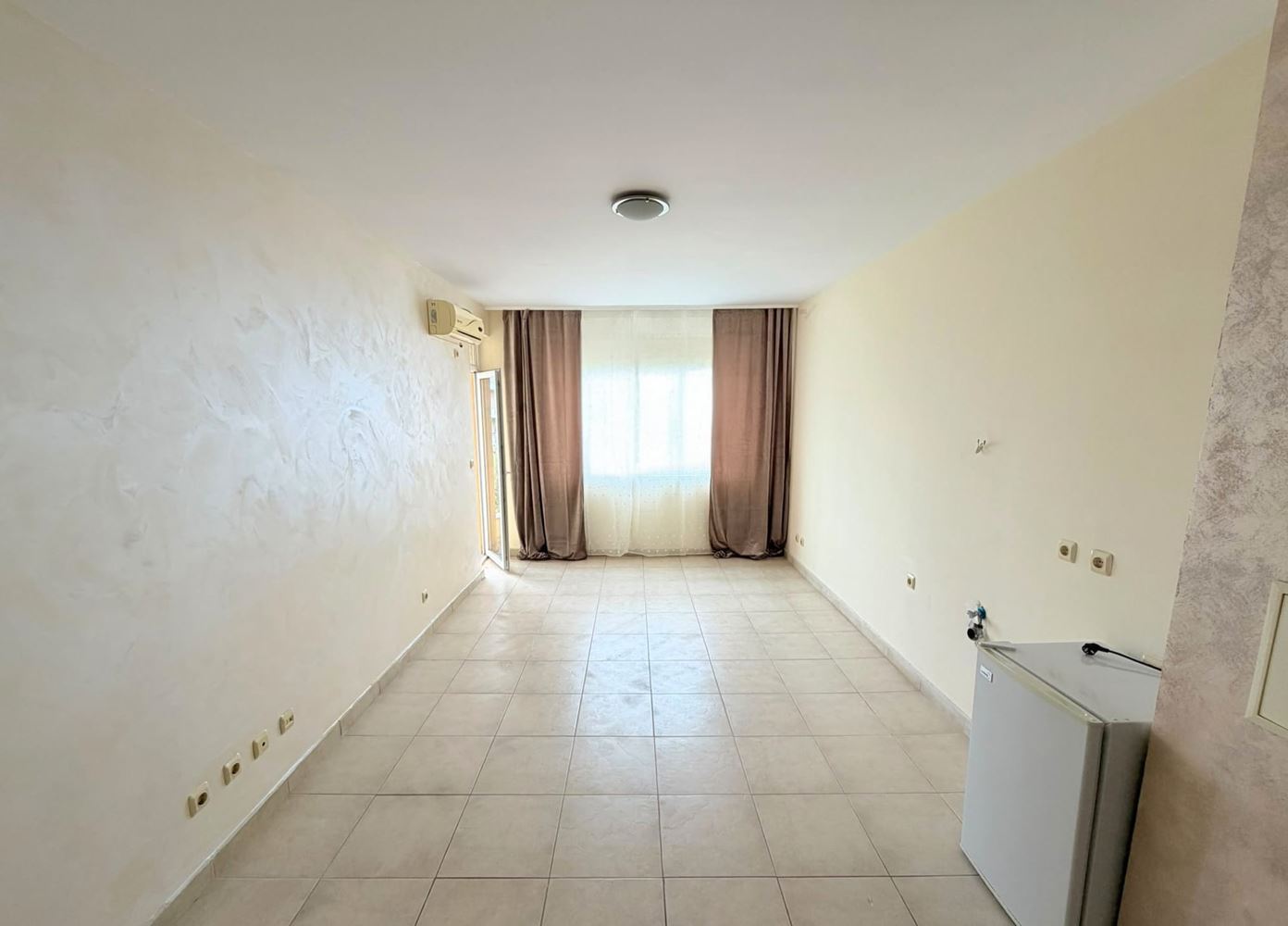 Apartmán se dvěma ložnicemi v Slunečném pobřeží bez poplatku za údržbu – výborná lokalita, atraktivní investice