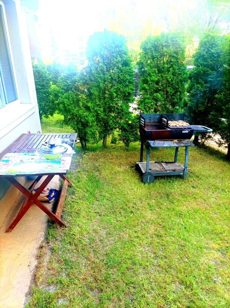Apartmán s jednou ložnicí a vlastní zahradou na Slunečném pobřeží – Vaše zelená oáza u moře