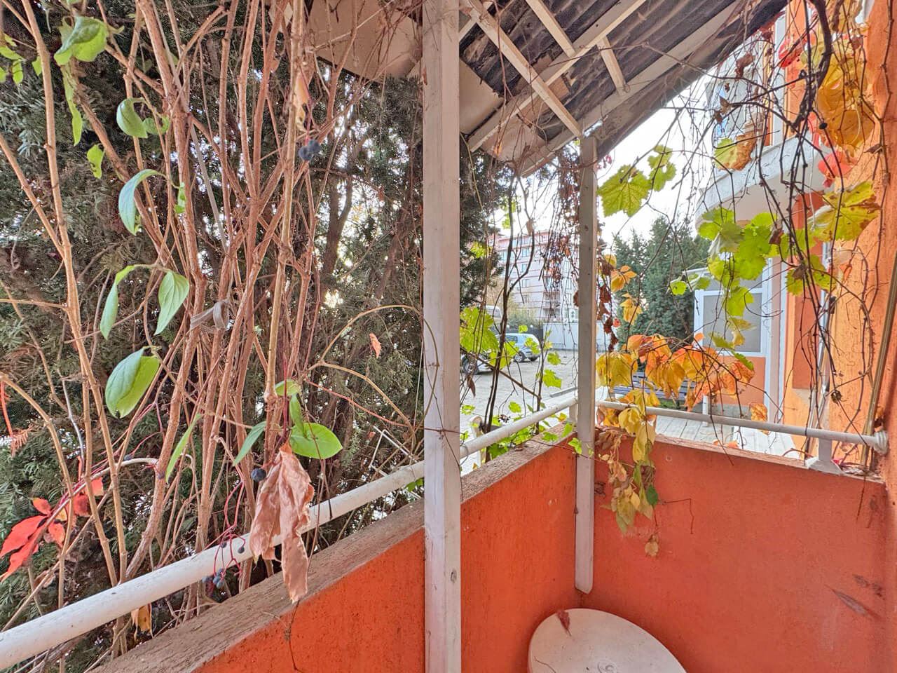 Slunečný břeh: komfortní přízemní studio s balkonem v komplexu s bazénem a ostrahou