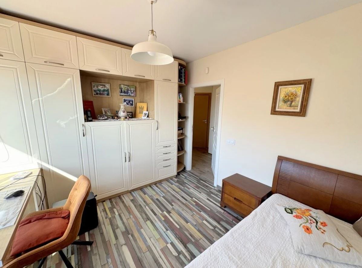 Apartmán se dvěma ložnicemi v prestižním uzavřeném komplexu ve Svatém Vlasu – první linie komfortu a přírody