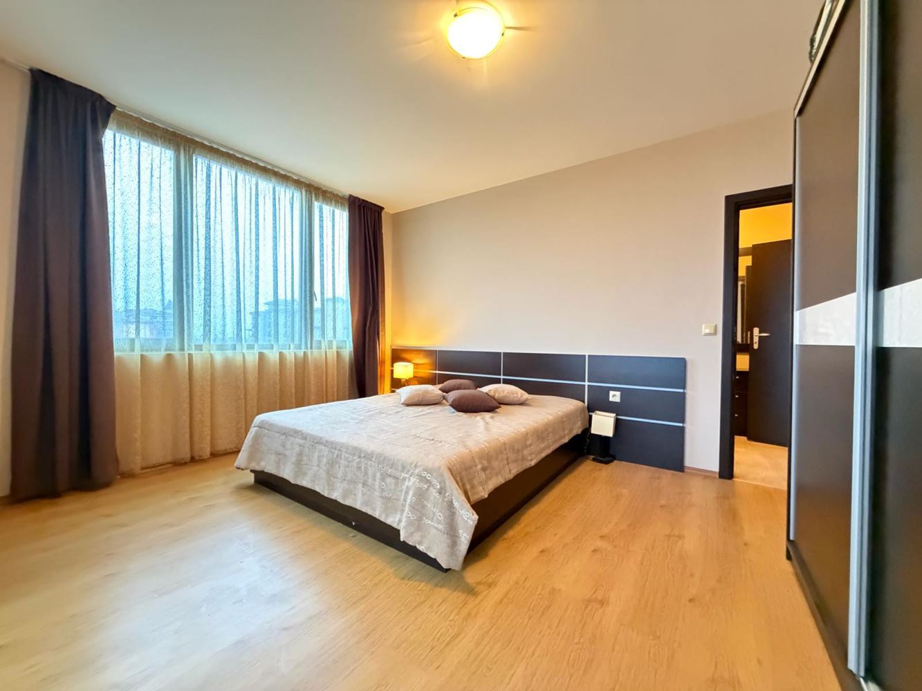 Prostorný třípokojový apartmán v Nesebaru – plně zařízený, v klidné a rychle se rozvíjející oblasti u moře