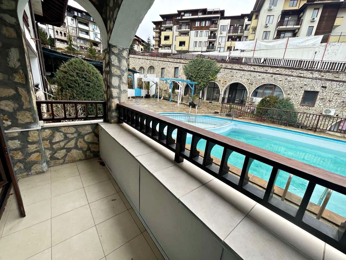 Luxus a klid v první linii u moře ve Sveti Vlas – prostorný apartmán s jednou ložnicí a výhledem na bazén