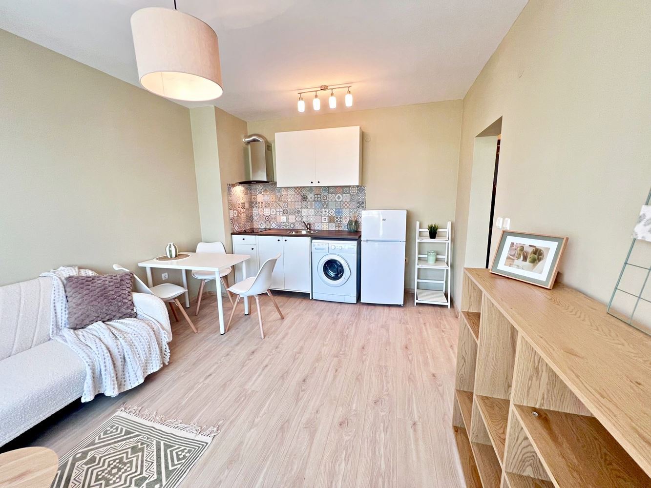 Stylový byt s jednou ložnicí s nízkým poplatkem za údržbu ve výborném komplexu na Slunečném pobřeží – připraven k nastěhování nebo investici