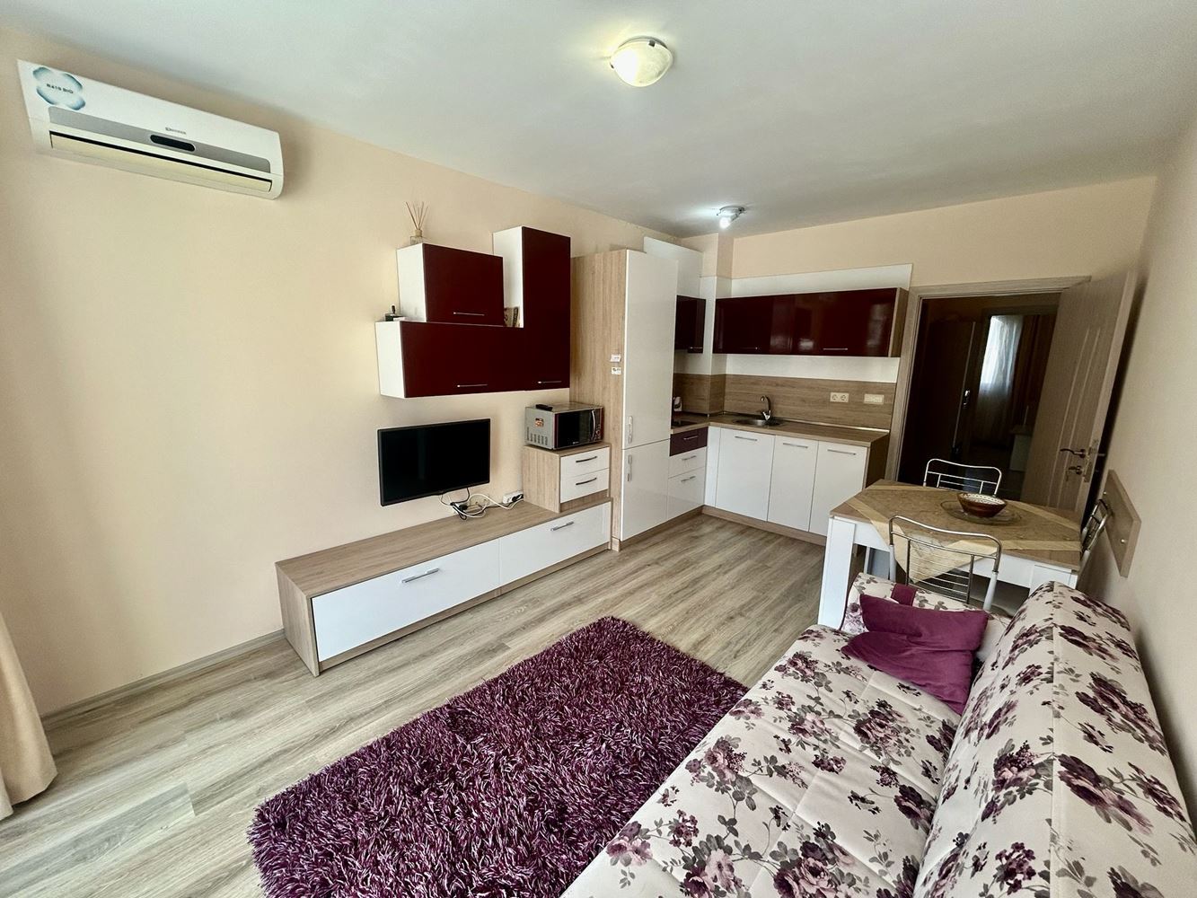 Komfortní 2+kk apartmán s přímým vstupem k bazénu v Nesebaru – mimořádně praktická nabídka