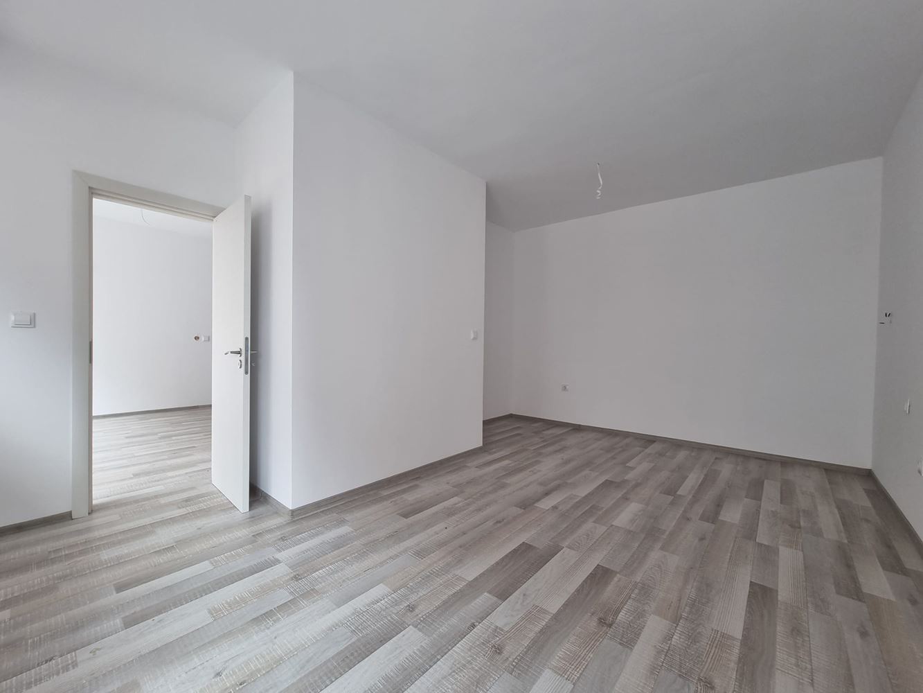 Byt s jednou ložnicí ve Sveti Vlas bez poplatku za údržbu – komfort a klid 400 m od moře