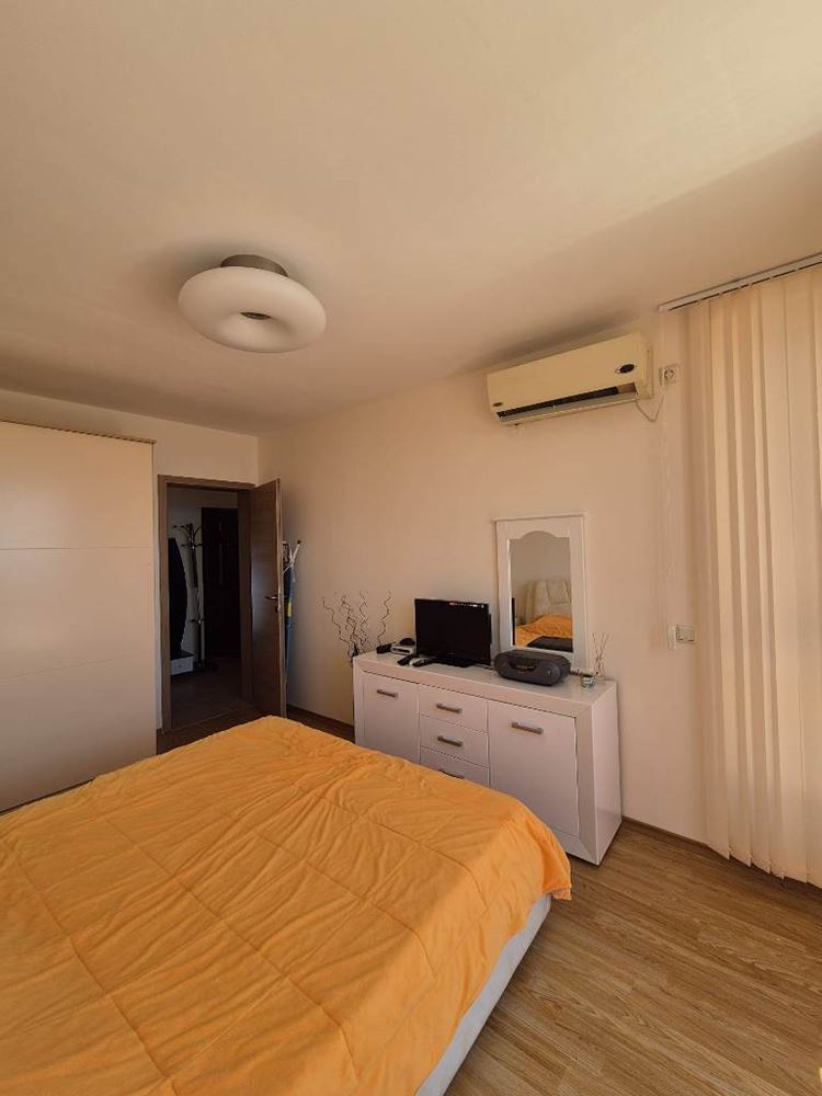 Luxusní byt s jednou ložnicí a panoramatickým výhledem na moře ve Svatém Vlasu – prostor, komfort a prestižní lokalita