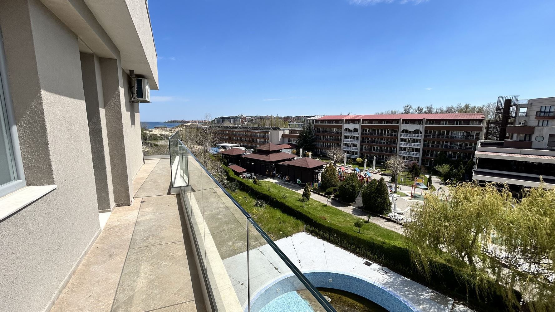 Elegantní byt se dvěma ložnicemi a panoramatickým výhledem na moře v první linii u moře na Slunečném pobřeží