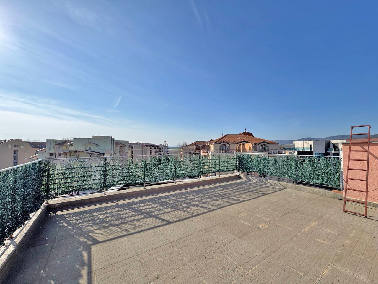 Luxusní penthouse na Slunečném pobřeží s působivou panoramatickou terasou a skvělou lokalitou