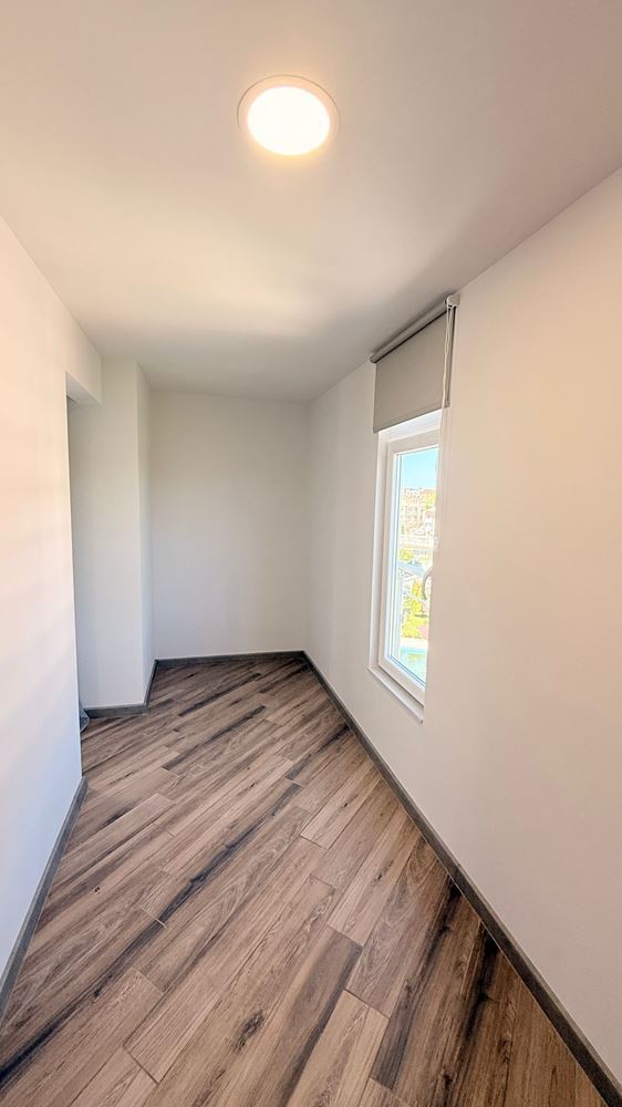 Luxusní apartmán se třemi ložnicemi na první linii v Ravdě – prostor, prestiž a úchvatné mořské panorama