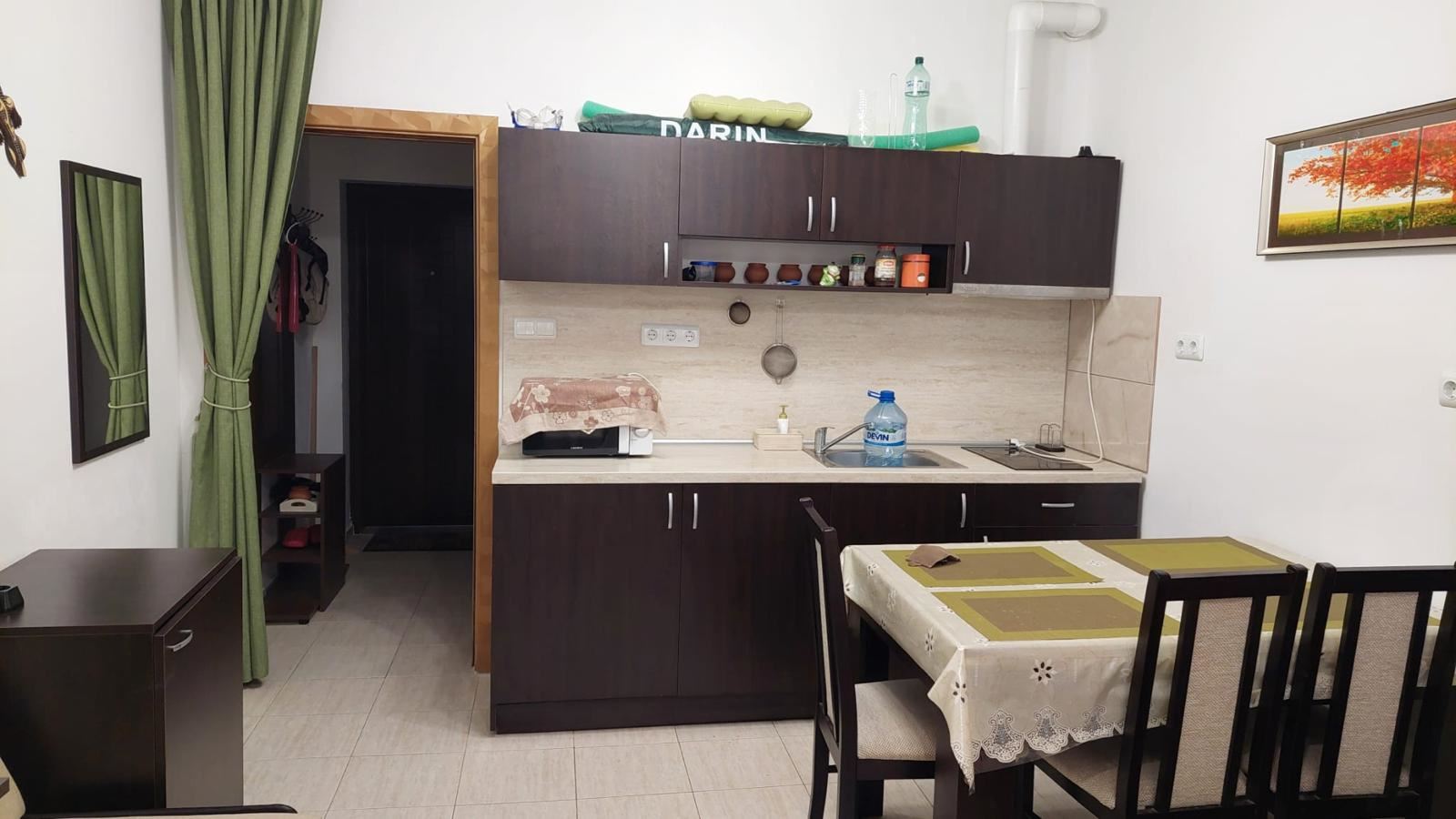 Zařízené studio ve Starém Městě Pomorie – 100 m od moře, s velkým zaskleným balkonem a výbornou polohou