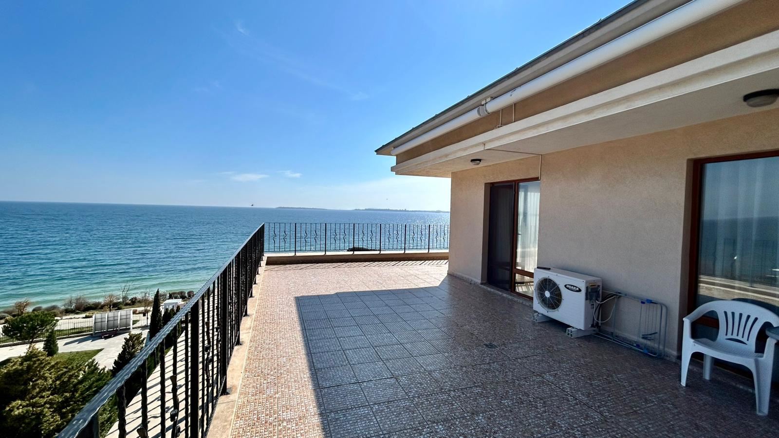 Sveti Vlas – apartmán se třemi ložnicemi s přímým panoramatickým výhledem na moře v komplexu na první linii