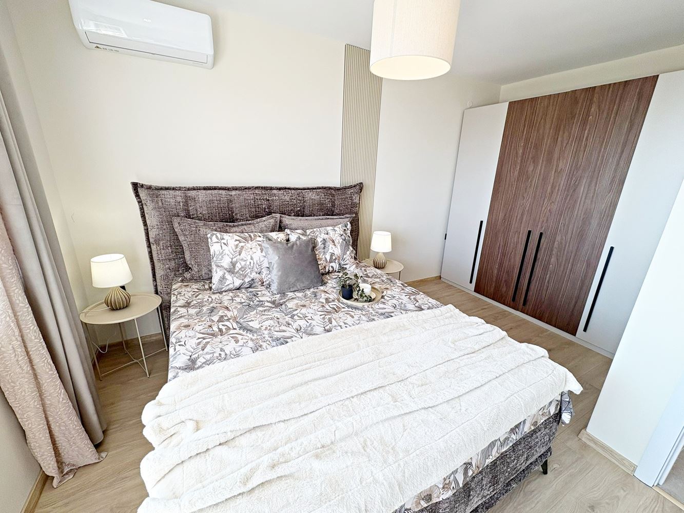 Dvě nezávislé bytové jednotky s výhledem na moře v centru Sveti Vlas – designový interiér a vlastní parkovací místo