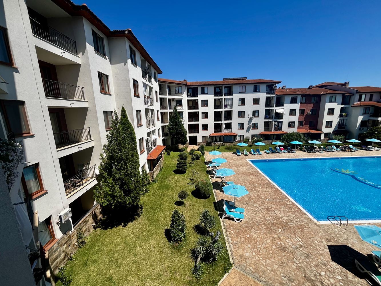 Prostorný apartmán se dvěma ložnicemi v Nesebaru – kompletně zařízený a připravený k nastěhování