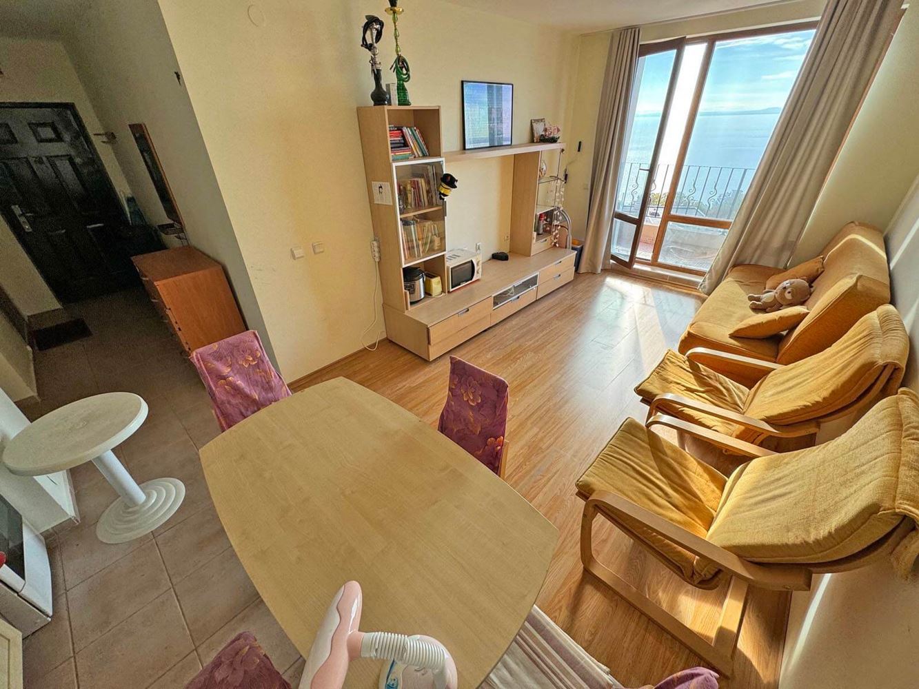 Prostorný apartmán se dvěma ložnicemi s panoramatickým výhledem na moře a hory – připraven k nastěhování