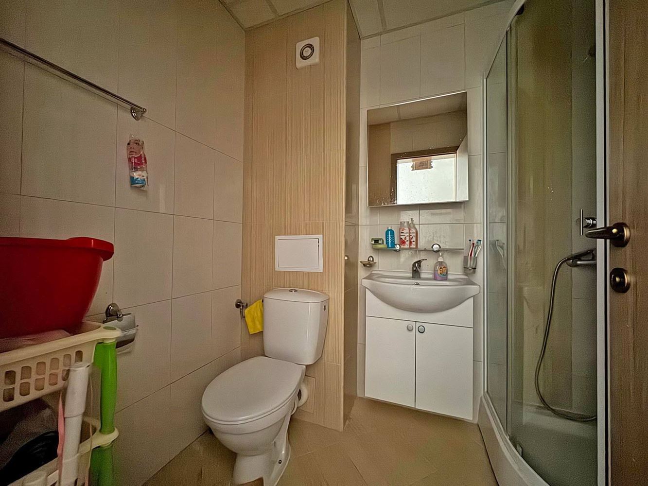 Prostorný apartmán se dvěma ložnicemi s panoramatickým výhledem na moře a hory – připraven k nastěhování