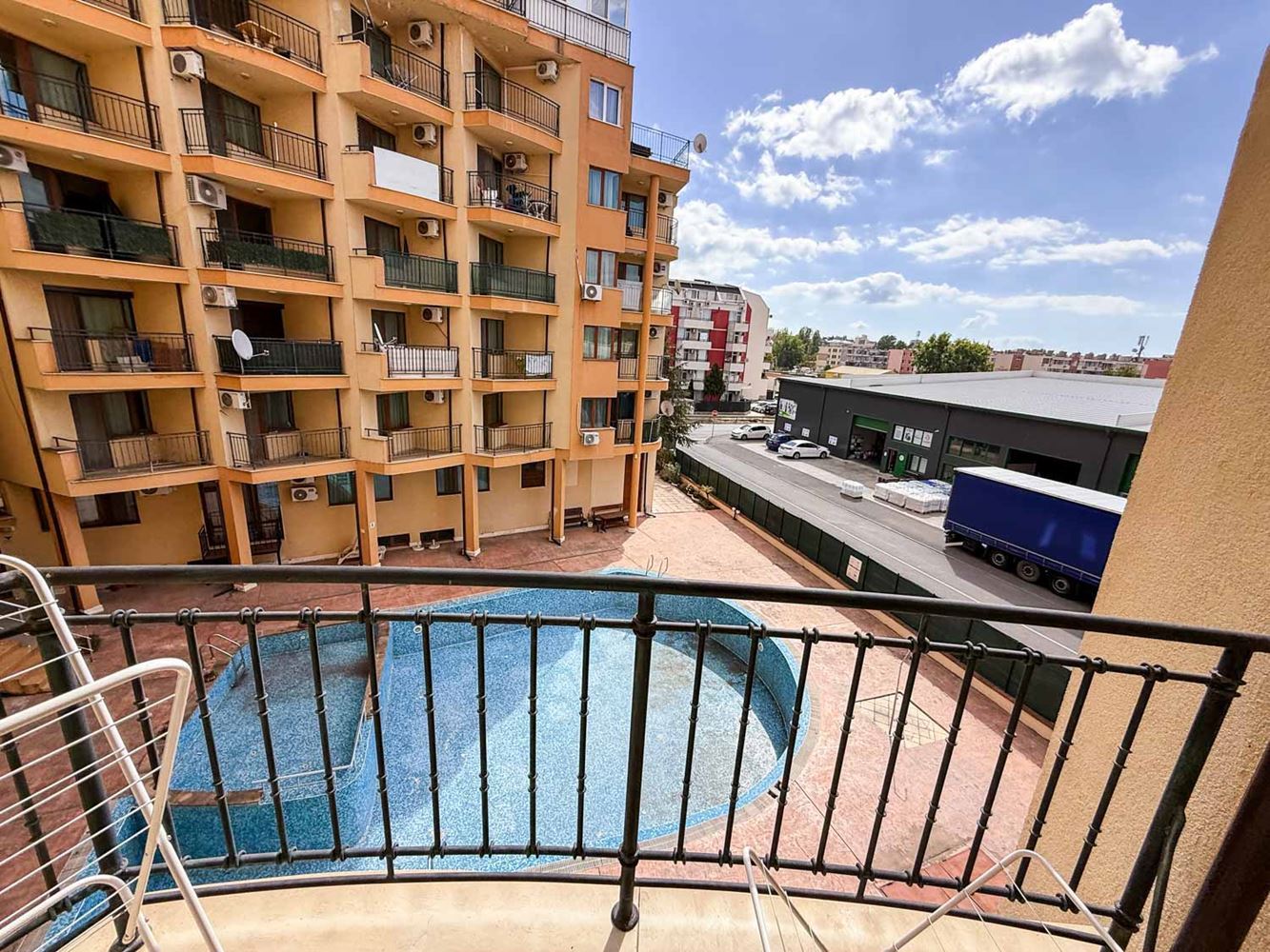 Sluneční pobřeží: útulný apartmán s jednou ložnicí s nízkým poplatkem za údržbu