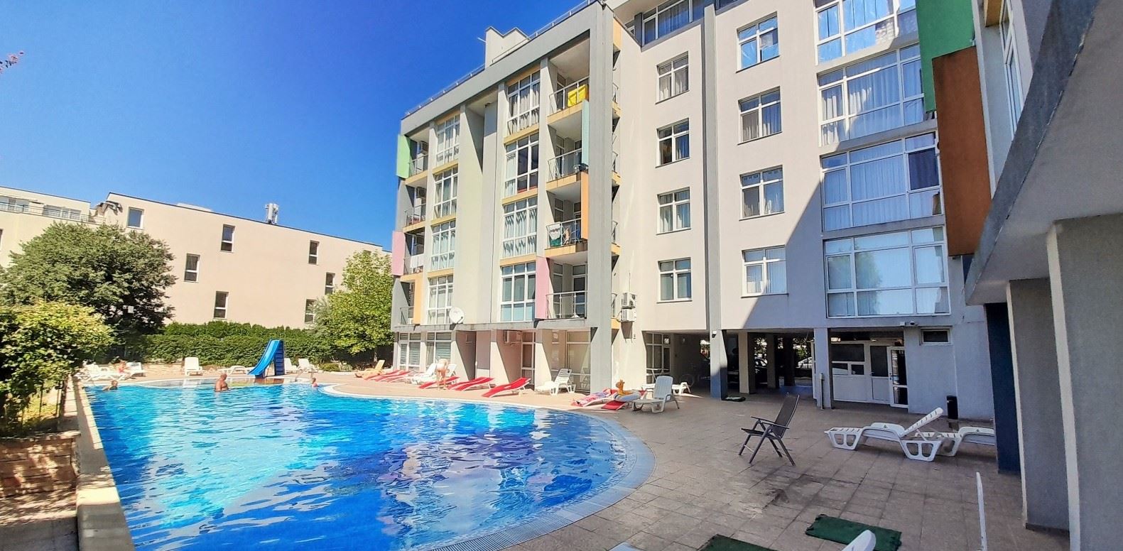 Stylový apartmán s jednou ložnicí a novým zařízením v oblasti Cocoa Beach – připravený k nastěhování