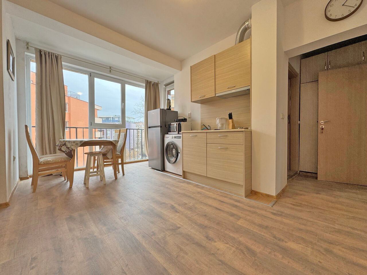 Byt s jednou ložnicí s výhledem na bazén v prestižním komplexu v Slunečném pobřeží