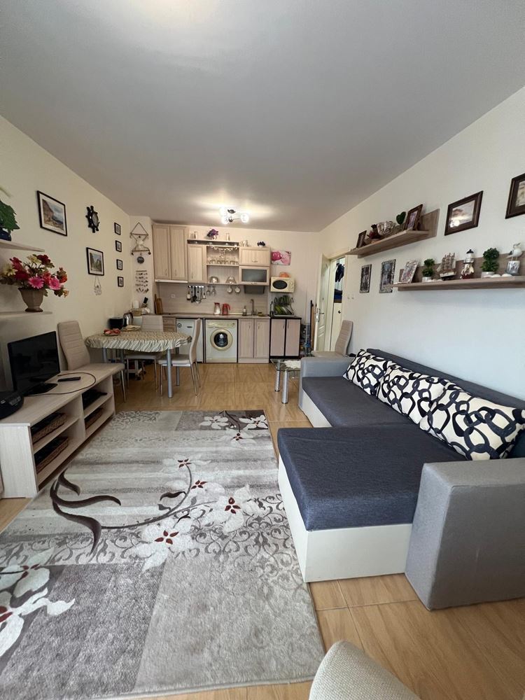 Prostorný apartmán s jednou ložnicí 5 minut od pláže v Slunečném pobřeží – zařízený a připravený k nastěhování
