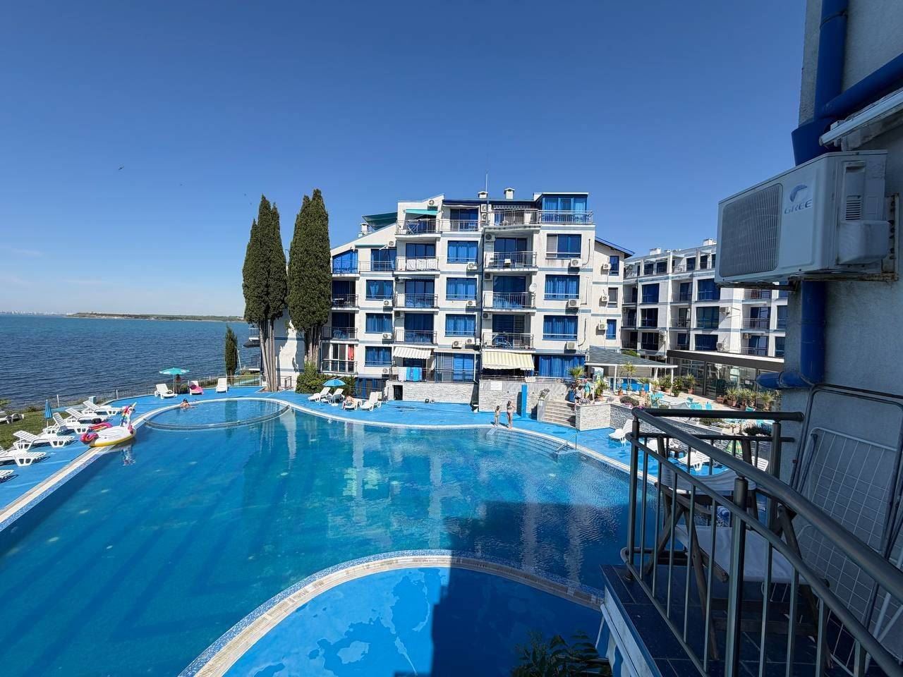 Apartmán s jednou ložnicí v první linii u moře v Pomorie – panoramatický výhled na moře a bazén