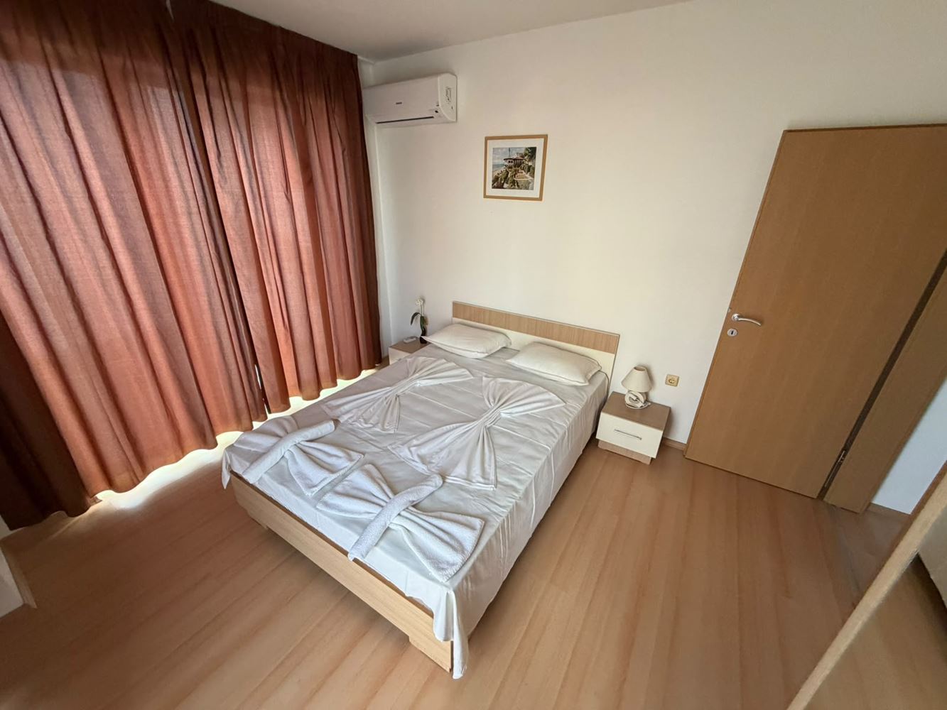 Prostorný apartmán se dvěma ložnicemi s výhledem na moře a hory v krásném uzavřeném komplexu u moře