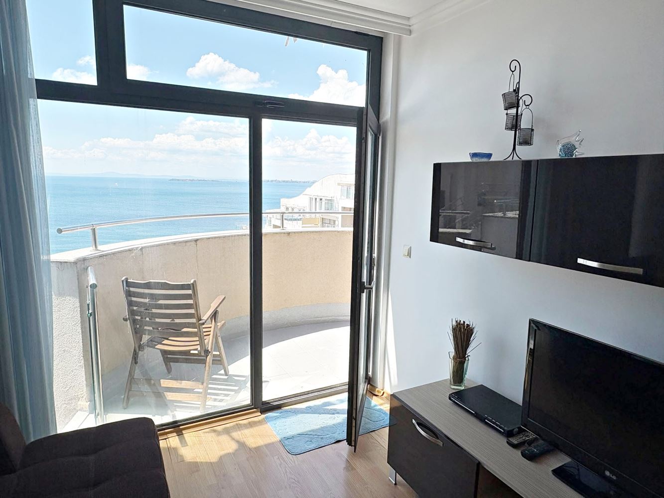 Luxusní apartmán s jednou ložnicí s panoramatickým výhledem na moře v první linii ve Sveti Vlas