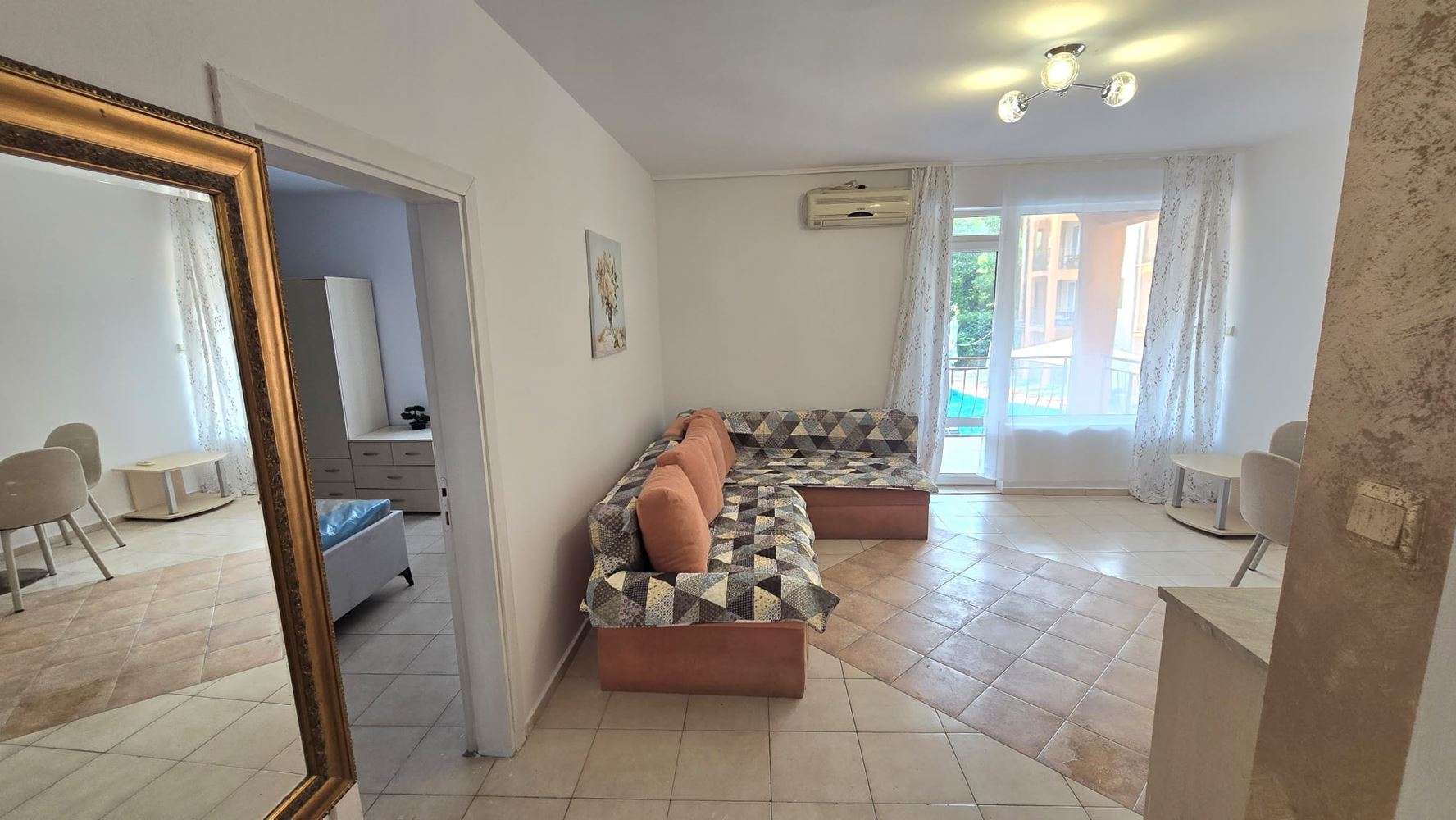 Apartmán se dvěma ložnicemi, jižní orientací a výhledem na bazén v Slunečném pobřeží