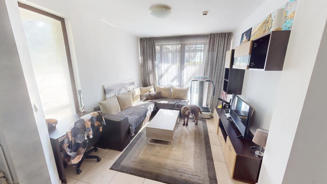 Krásný apartmán se dvěma ložnicemi a terasou ve Slunečném pobřeží