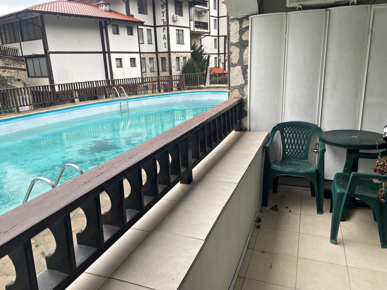 Luxus a klid v první linii u moře ve Sveti Vlas – prostorný apartmán s jednou ložnicí a výhledem na bazén