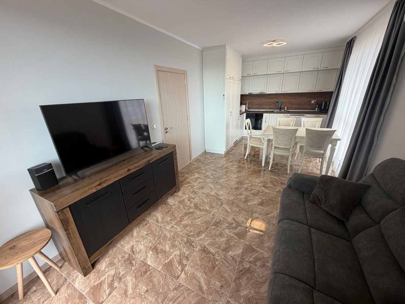 Apartmán se 2 ložnicemi v moderním komplexu s krásným zeleným prostředím v Ravdě