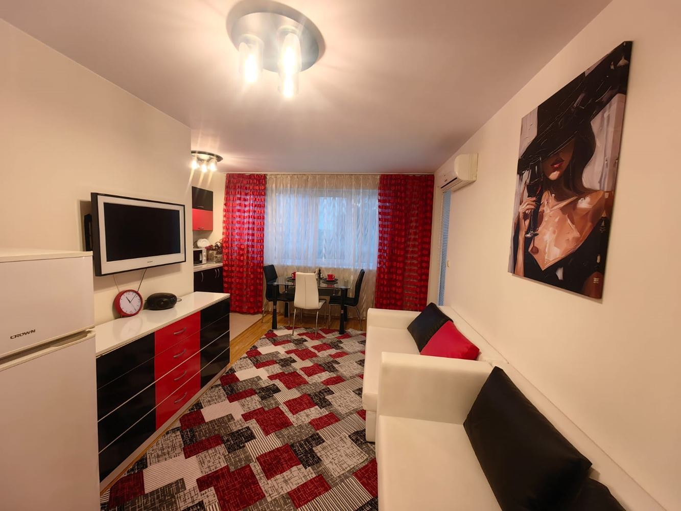 Luxusní nabídka v Ravdě – studio se skvělou polohou a komfortem v uzavřeném komplexu s bazénem
