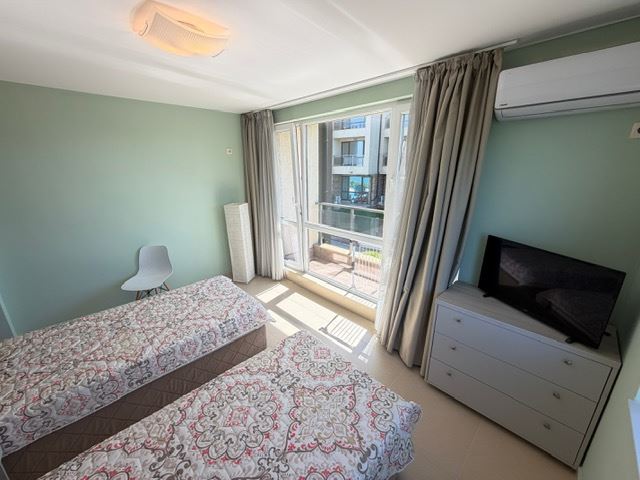 Prostorný apartmán se 2 ložnicemi v první linii u moře s čelním panoramatickým výhledem na moře