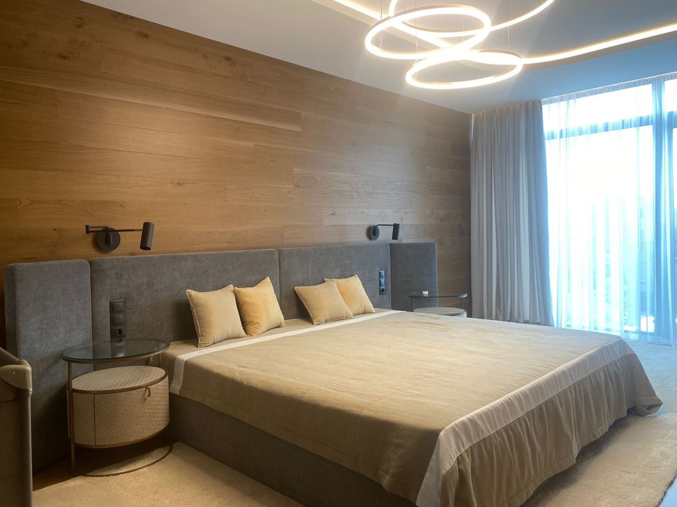 Elegantní a prostorný třípokojový apartmán v první linii u moře v Nesebaru – panoramatický výhled na moře a prémiový komfort