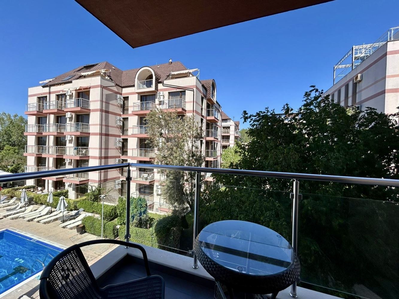 Útulný 2+kk apartmán s výhledem na bazén a zeleň v skvělém komplexu ve Slunečném pobřeží