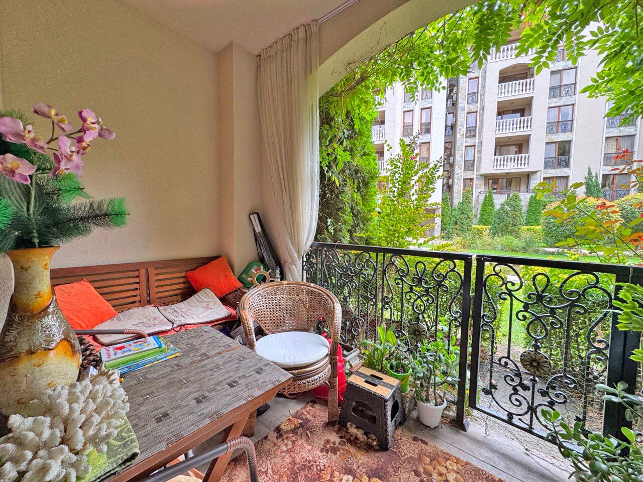Luxusní apartmán s jednou ložnicí s výhledem do parku v prestižním komplexu ve Slunečném pobřeží