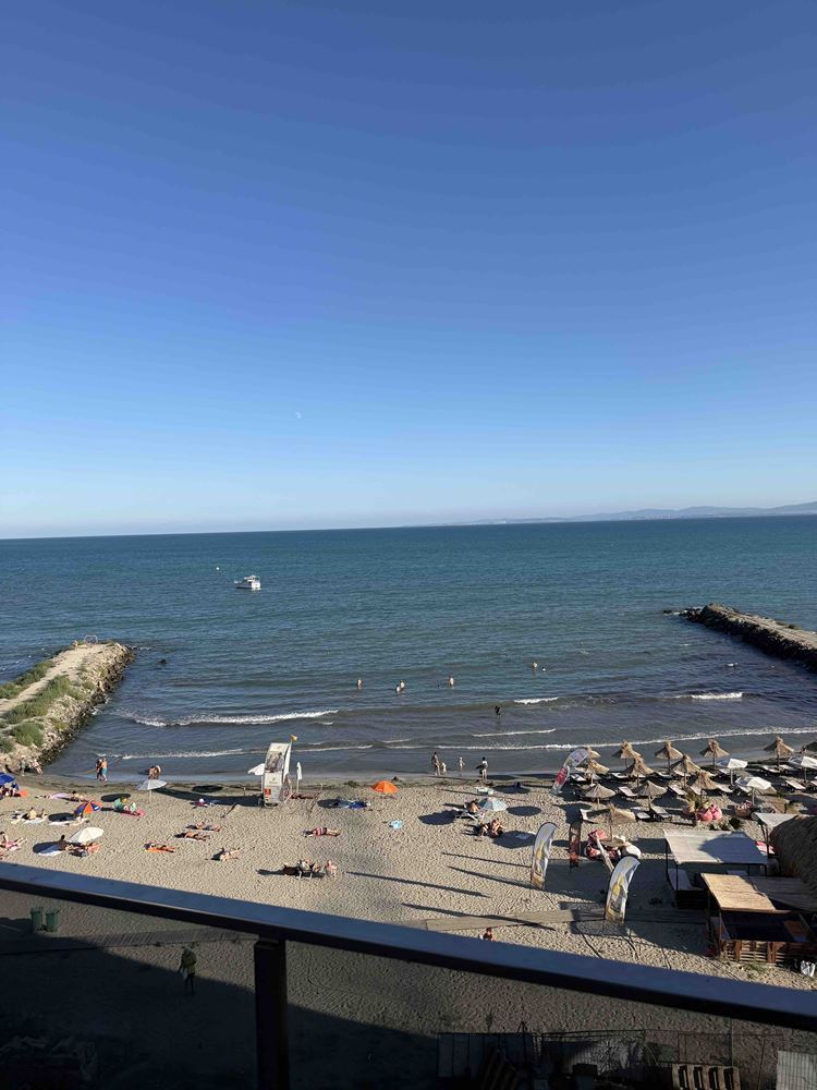 Třípokojový apartmán s čelním panoramatickým výhledem na moře v Pomorie – první linie u moře, Jižní pláž a bez poplatku za údržbu!