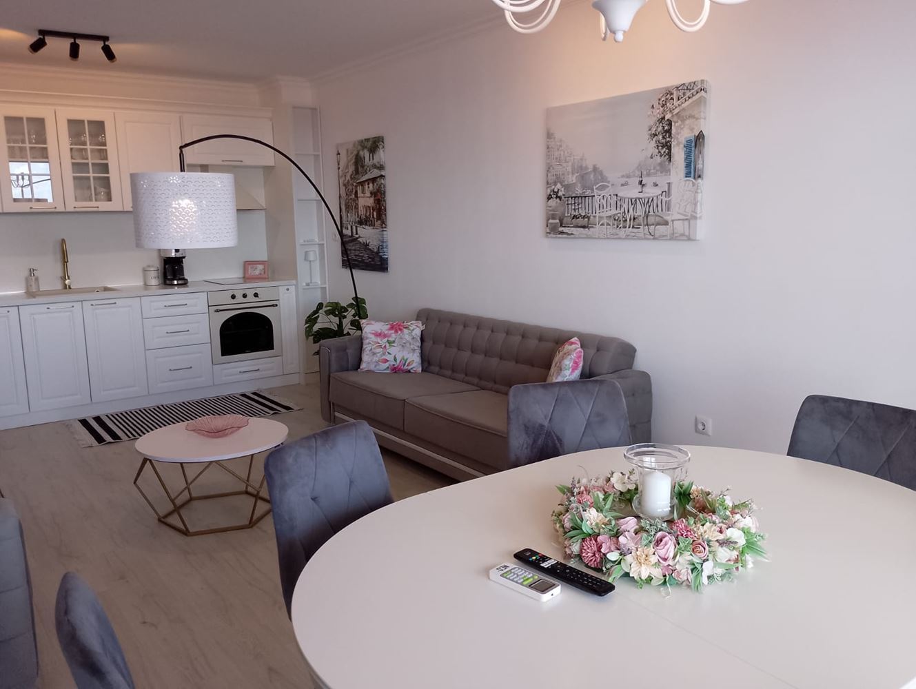 Luxusní třípokojový byt s panoramatickým výhledem na moře a hory v exkluzivním komplexu ve Sveti Vlasu