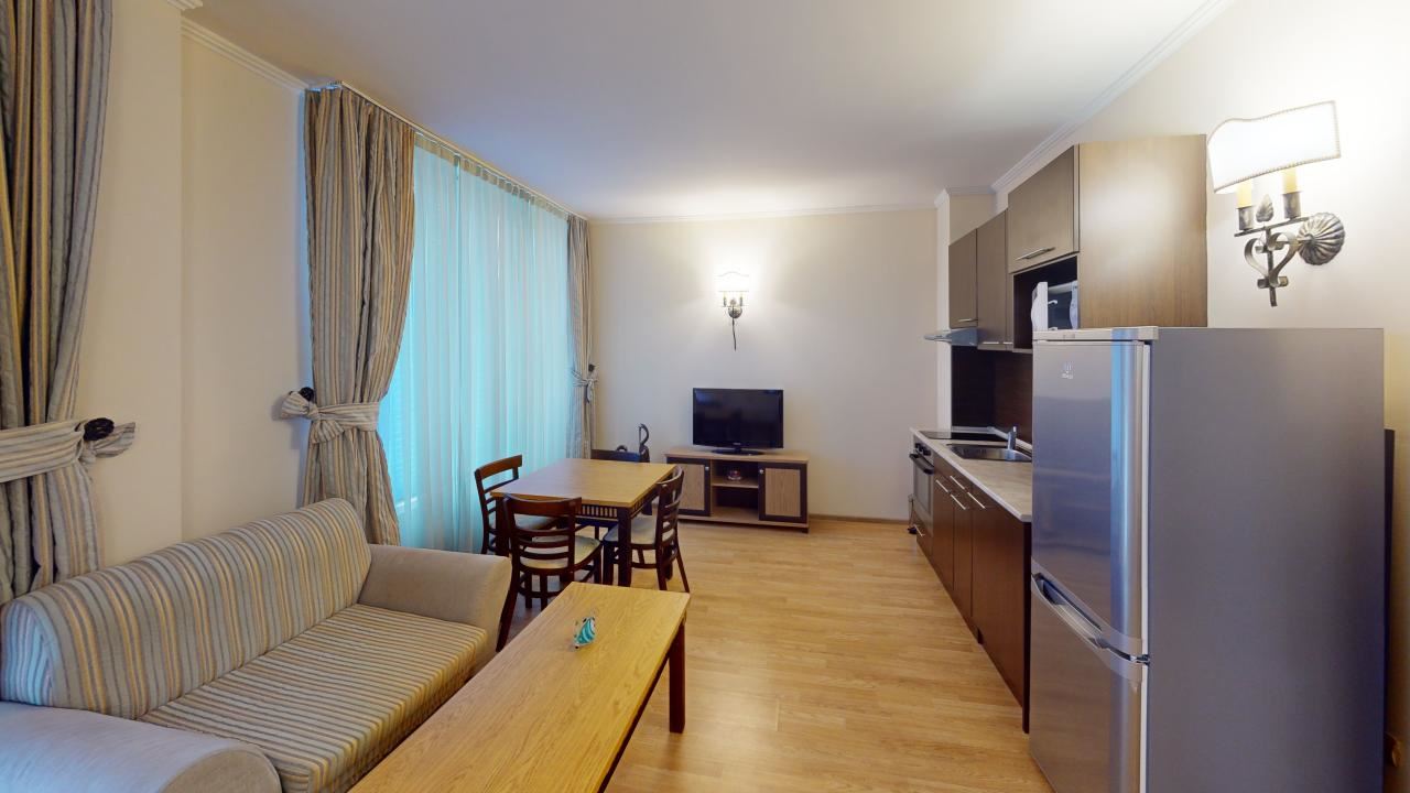 Panoramatický prostorný byt s jednou ložnicí na první linii moře v Elenite