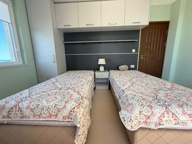 Prostorný apartmán se 2 ložnicemi v první linii u moře s čelním panoramatickým výhledem na moře