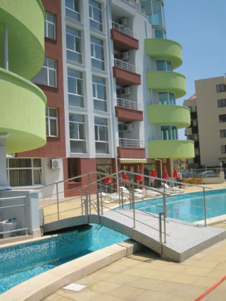 Prostorný apartmán se dvěma ložnicemi s výhledem na bazén na Slunečném pobřeží