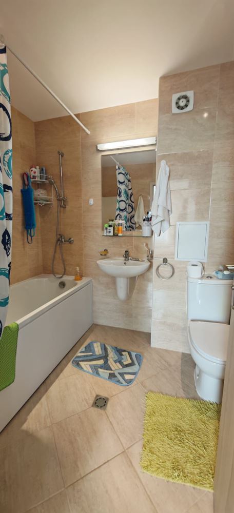 Apartmán se dvěma ložnicemi, výhledem na bazény a částečným výhledem na moře, 200 metrů od pláže ve Sveti Vlas