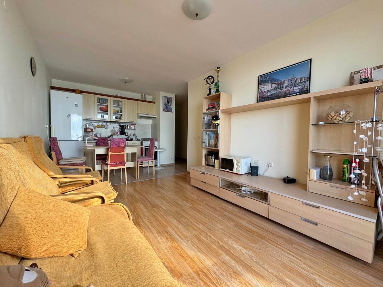Prostorný apartmán se dvěma ložnicemi s panoramatickým výhledem na moře a hory – připraven k nastěhování
