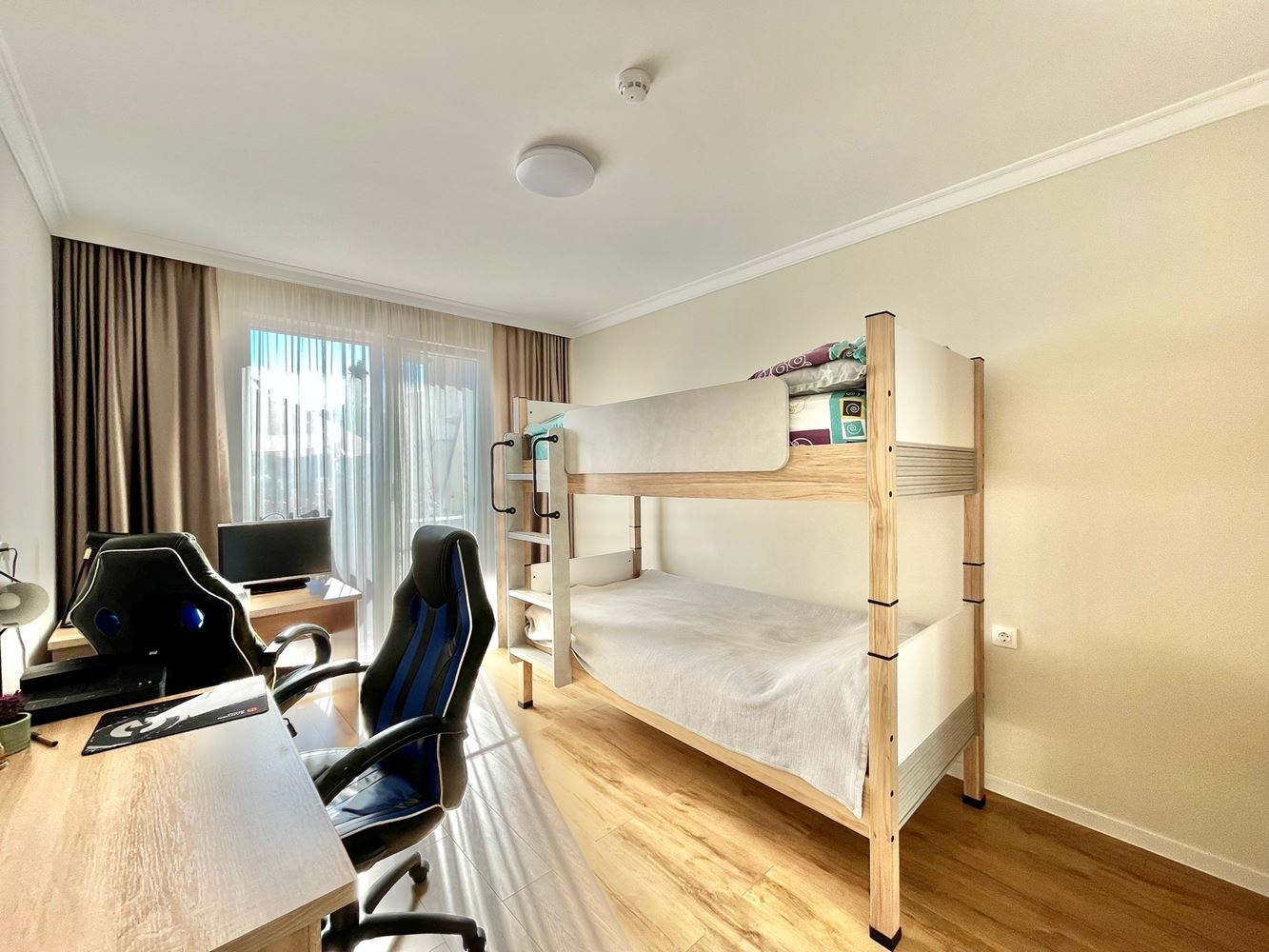 Luxusní apartmán se dvěma ložnicemi na dvou úrovních v srdci Ravdy – novostavba s bazénem a prémiovým komfortem