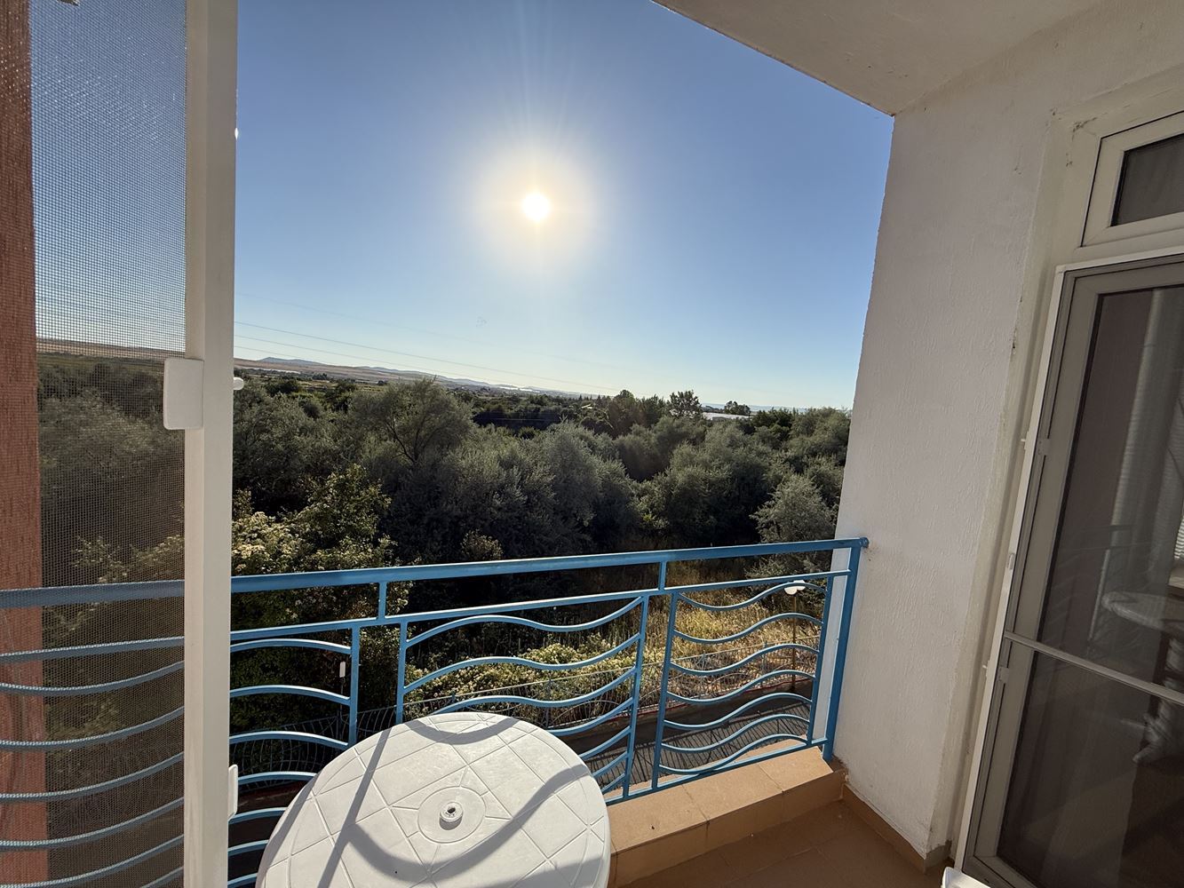 Byt s jednou ložnicí a terasou v Slunečném Pobřeží – komfort a celoroční bezpečí