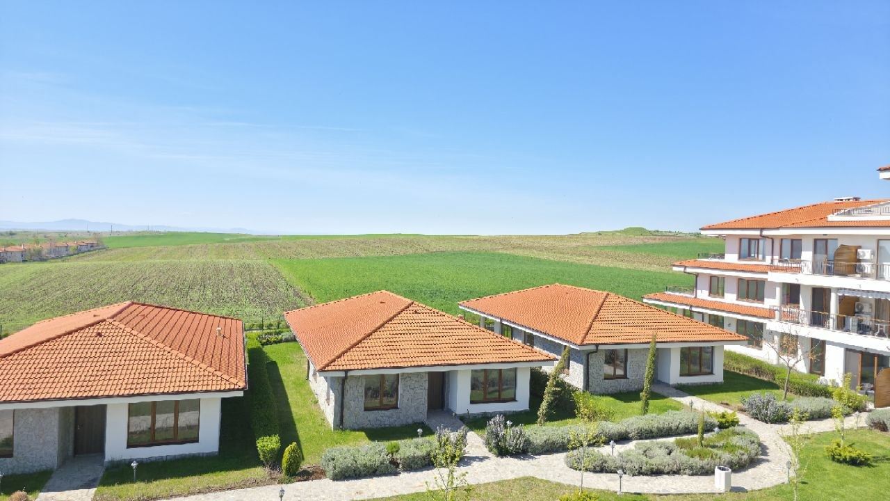 Prostorný apartmán s výhledem na moře v Acheloji – klid, zeleň a luxusní vybavení