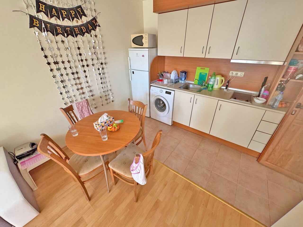 Apartmán se dvěma ložnicemi ve Slunečném pobřeží – vynikající lokalita u moře, komfort a plná připravenost k nastěhování